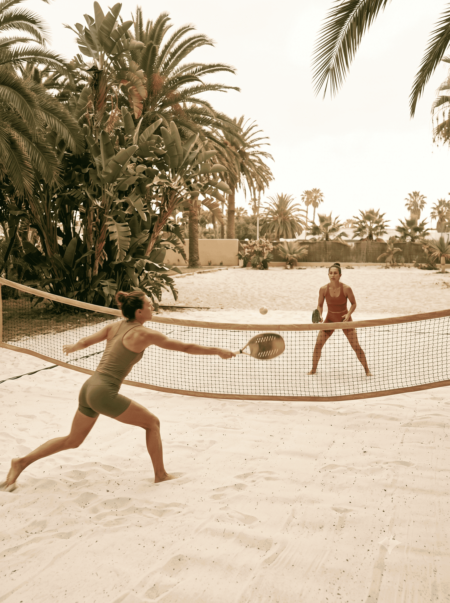 Beach tennis nas quadras da Escola Guga